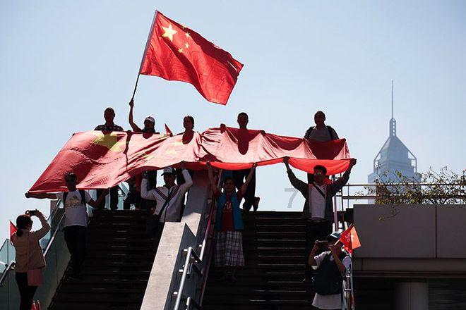 放假了,贵州学生们敲锣打鼓送老师回家过年